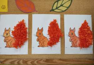 Wystawa prac plastycznych uczniów – wiewiórki z bibuły.