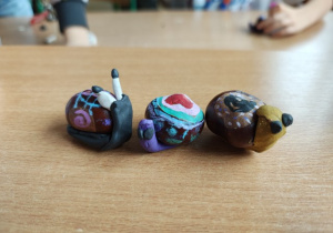 Ślimaki z kasztanów i plasteliny.