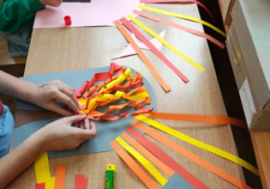 Drzewa z papierowych pasków.