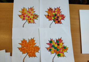 Liście wyklejane plasteliną.