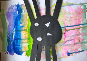 Pająk z papieru na kolorowym tle.