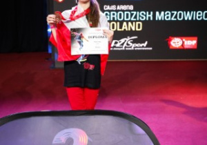 Nikola prezentuje zdobyty medal i dyplom.