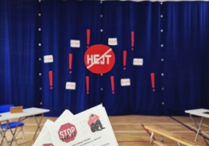 Ulotki przedstawiające 10 zasad skutecznej walki z hejtem.