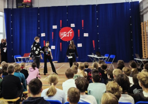 Nikola Pełka z klasy 7A tańcząca na scenie, odciągana przez hejterów