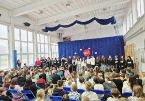 Cała występująca grupa na środku sali wraz z panią Aldoną i panią dyrektor.