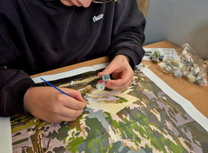 Witold malujący na przerwie obraz w pokoju pani psycholog.