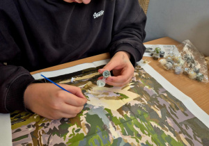 Witold malujący na przerwie obraz w pokoju pani psycholog.