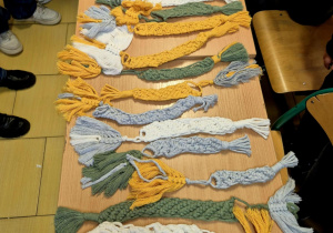 Różnokolorowe zakładki do książek zrobione z sznurków leżą na ławce