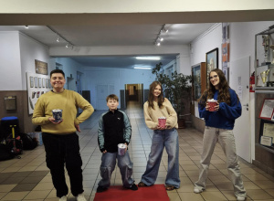 Czworo uczniów stoi na końcu czerwonego dywanu.