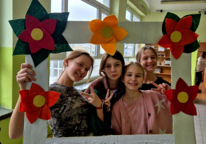 Dziewczynki z klasy 6B pozujące do wspólnego pamiątkowego zdjęcia w ramce.
