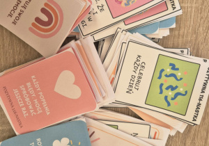 Kartki z pozytywnymi sentencjami rozsypane na biurku.