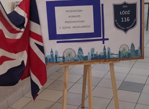 Tablica dekorująca korytarz szkolny z napisem: Wojewódzki Konkurs Przedmiotowy z języka angielskiego