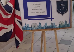 Tablica dekorująca korytarz szkolny z napisem: Wojewódzki Konkurs Przedmiotowy z języka angielskiego