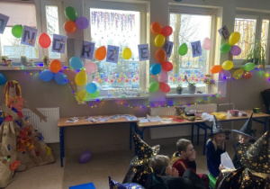 Przystrojona sala klasowa na andrzejkową zabawę.