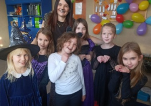 Dziewczynki z wychowawcą klasy pozują do zdjęcia.