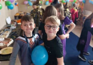 Wspólne tańce z balonem chłopców.