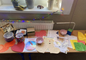 Na ławce szkolnej leżą materiały przygotowane do andrzejkowych wróżb.