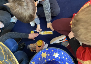 Andrzejkowa wróżba – kim zostanę w przyszłości malowanie wodą z przyprawą carry