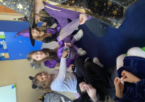 Dziewczynki losują wróżbę z magicznego pudełka.