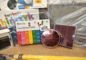 Zestaw bloków i kół do nauki ułamków.