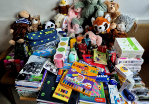 Maskotki i materiały plastyczne zebrane podczas akcji.