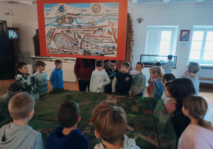 Uczniowie zgromadzeni wokół makiety przedstawiającej miasto – Łowicz kiedyś.