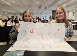 Wspólne zdjęcie pani Kingi oraz pani Oliwii z wspólnie zrobioną “notatką” podczas warsztatów.