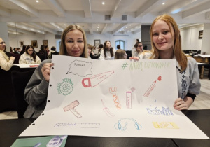 Wspólne zdjęcie pani Kingi oraz pani Oliwii z wspólnie zrobioną “notatką” podczas warsztatów.