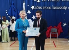 Uroczysty moment wręczenia certyfikatu Dyrekcji SP 116 Pani Beacie Pietrzak.