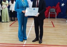 Uroczysty moment wręczenia certyfikatu Dyrekcji SP 116 Pani Beacie Pietrzak.