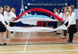 Uczennice klasy 5 w czasie występów artystycznych.