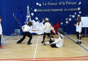 Uczniowie w teatralnej prezentacji przygotowanej na uroczystość.