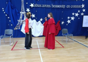 Uczennice z zaangażowaniem wcieliły się w swoje role.