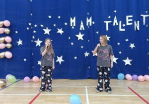 Duet wokalny uczennic z 5 klasy.