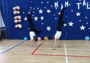 Pokaz akrobatyczny dwóch uczennic z 5 klasy.