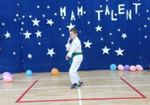 Uczeń prezentuje umiejętności karate.