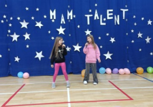 Uczennice klasy 3 prezentują swój talent wokalny.