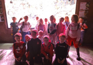 Uczniowie klasy 1 b pozują na tle akwarium.