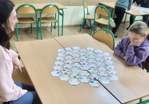 Uczennica z mamą podczas pracy z grami polonistycznymi.