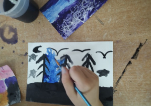 Krajobrazy malowane przez uczniów farbami.