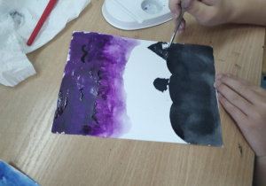 Krajobrazy malowane przez uczniów farbami.