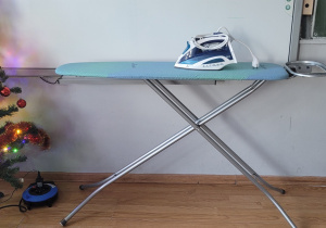 Żelazko i deska do prasowania.