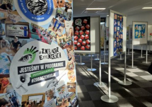 Pokój konferencyjny zapełniony plakatami z różnych szkoły, przedstawiających działania w danej placówce.