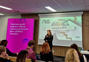 Pani wiceminister edukacji Paulina Piechna-Więckiewicz dająca krótkie przemówienie na konferencji.