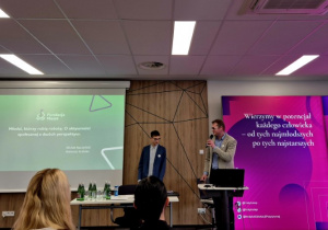 Michał Naczyński wraz z wolontariuszem opowiadający o Fundacji Maszt.