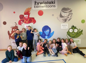 Wspólne zdjęcie dzieci przy Żywiołakach symbolizujących żywioły.