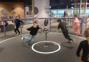 Chłopcy w ruchu w układzie słonecznym.