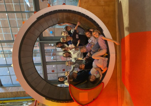 Zdjęcie klasowe wszystkich uczniów klasy 2c na wycieczce do Ec1.