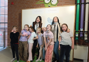 Śmieszne miny klasy 2c w fotobudce.