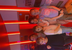 Zdjęcie dziewczynek z klasy 2c przy eksponatach.